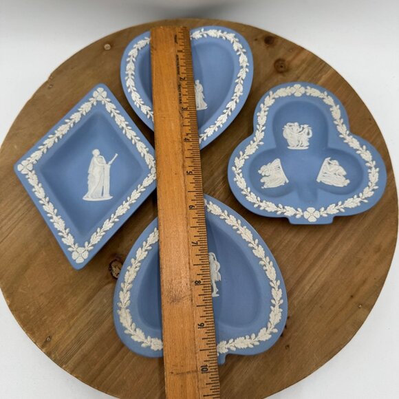 Vintage WEDGWOOD Blue Jasperware BRIDGE SET of 4 TRINKET Dishes Tray Card Suits - Picture 8 of 10